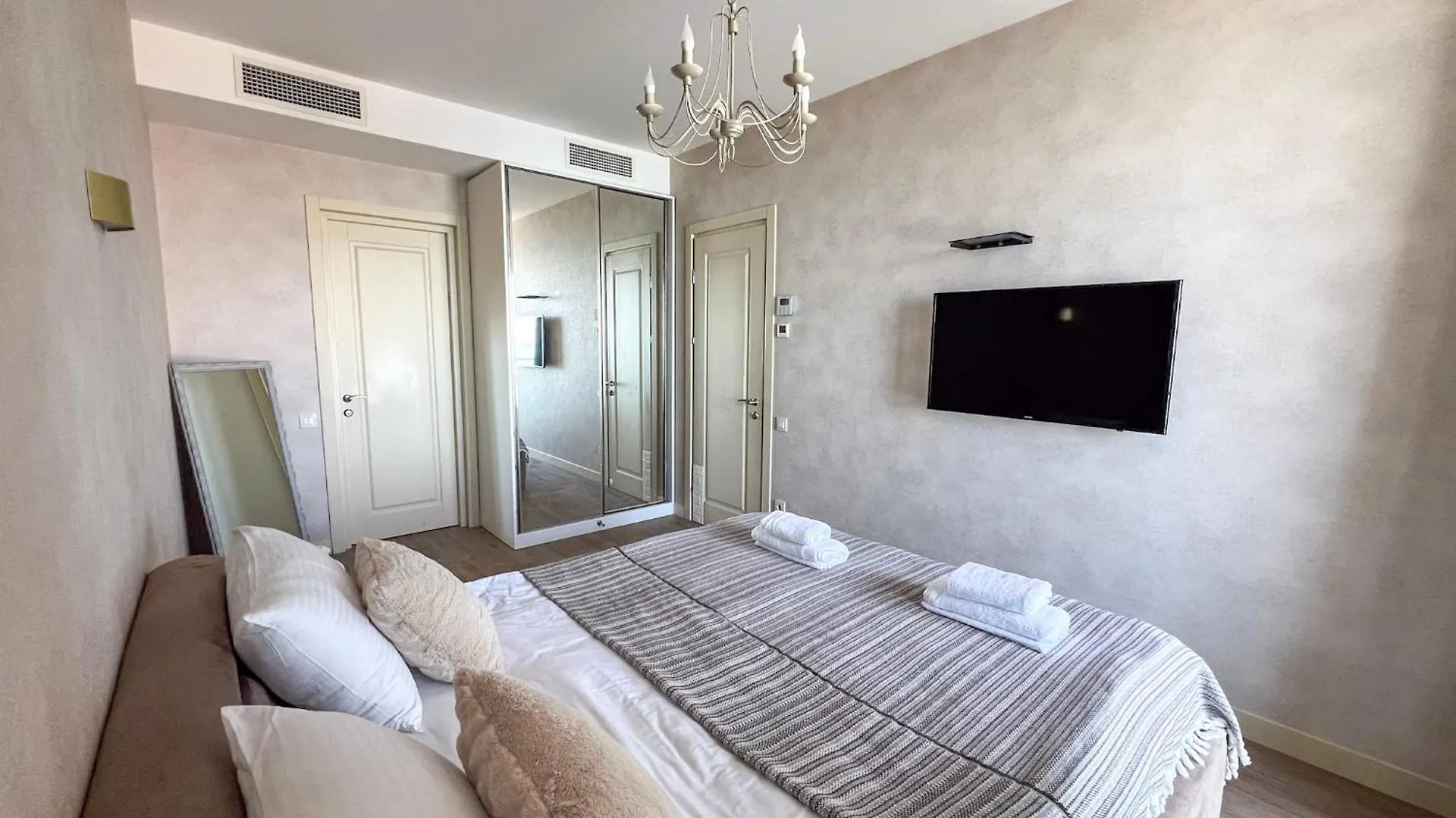 Three-Room Apartment In The Center Of Batumi, 100 Meters From The Sea, Porta Tower 0*, Batumi